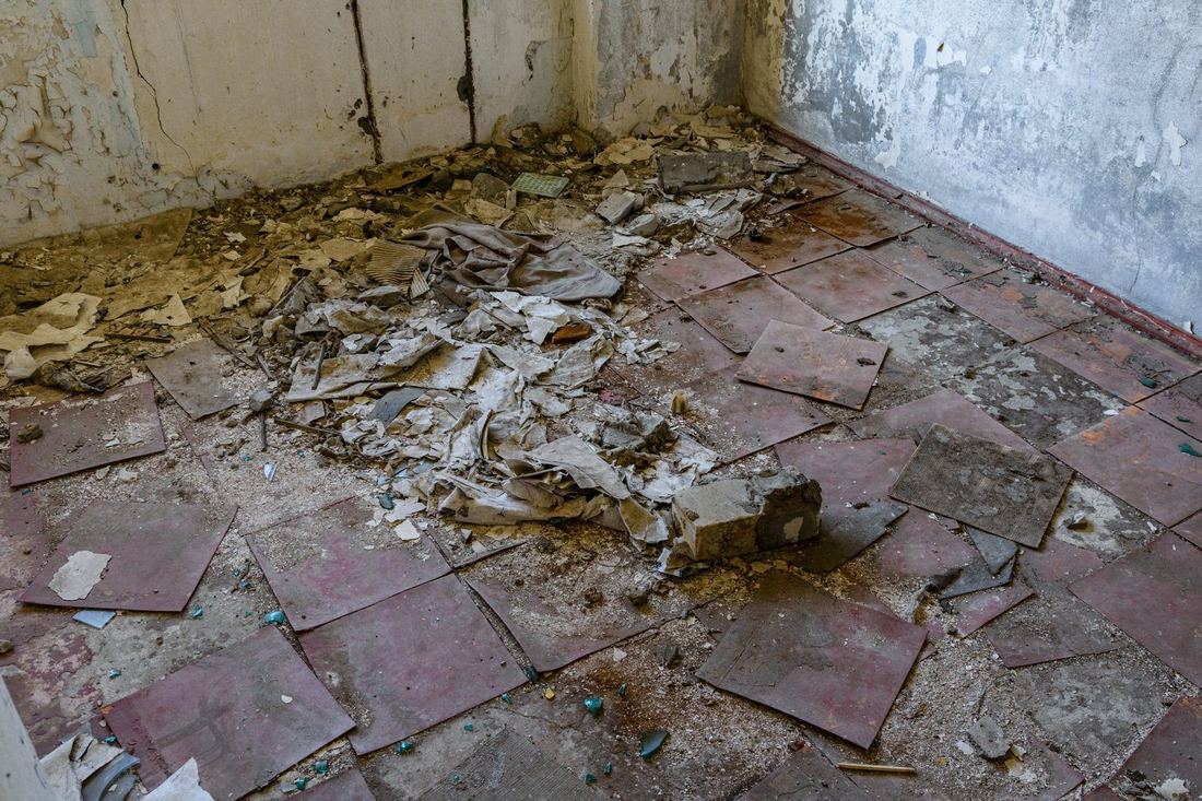 Wytarte płytki terakoty odsłonięte spod starego linoleum