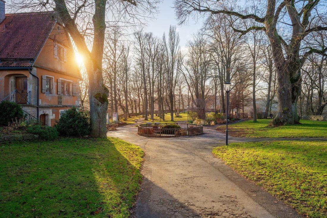 Stary dom z czerwonej cegły z ogrodem w wiosenny poranek